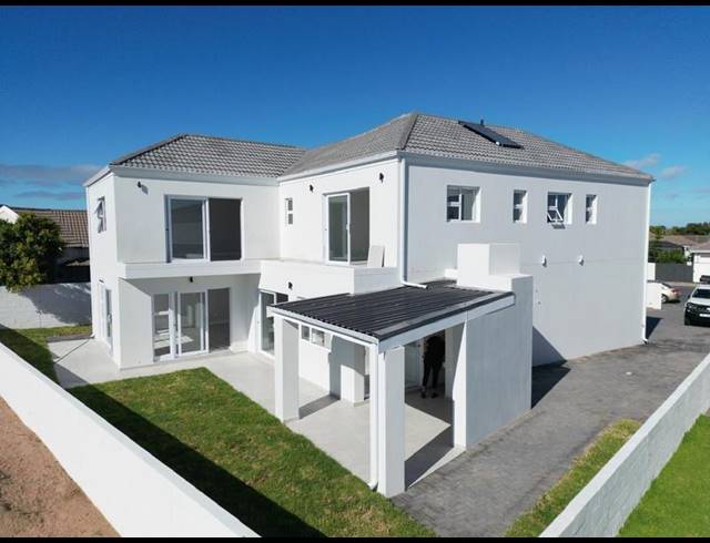 4 BEDROOM HOUSE FOR SALE IN COUNTRY CLUB